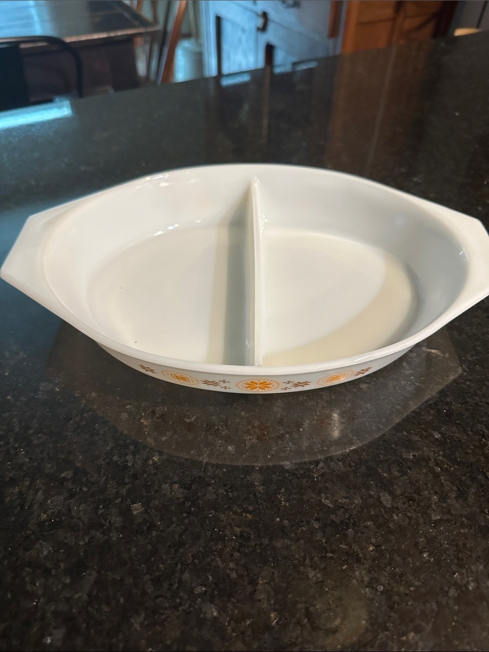 Pyrex divided dish - Picture 2 of 4